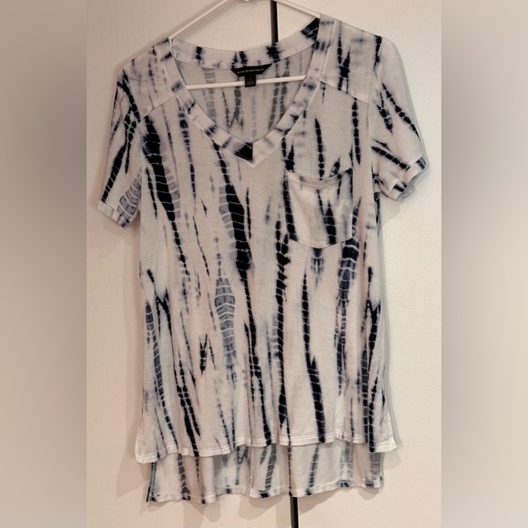 Rock & Republic Women's Tie-Dye V-Neck Top. Size M - Picture 2 of 10